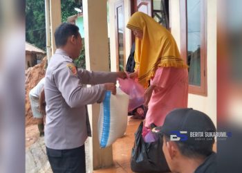 Rumah Warga Binaannya Terdampak Longsor, Bhabinkamtibmas Desa Cisaat Sambangi dan Berikan Sembako