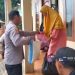 Rumah Warga Binaannya Terdampak Longsor, Bhabinkamtibmas Desa Cisaat Sambangi dan Berikan Sembako
