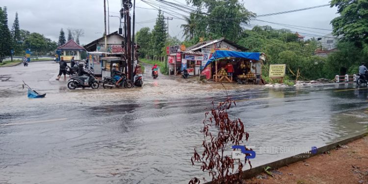 Jalan Protokol di Cicurug Rutin Banjir Ketika Hujan Deras, Begini Kata Camat