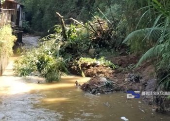 Hujan Deras Mengakibatkan Tebing Longsor dan Menyumbat Aliran Sungai Cibeber