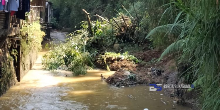 Hujan Deras Mengakibatkan Tebing Longsor dan Menyumbat Aliran Sungai Cibeber