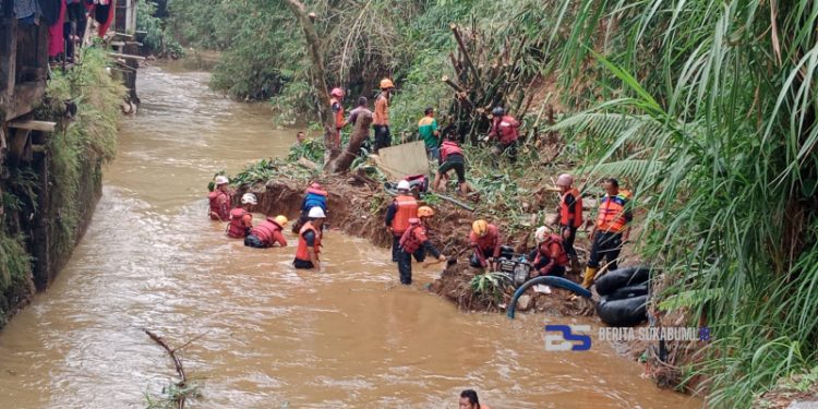 P2BK dan Relawan Destana Desa Purwasari, Evakuasi Material Longsor di Sungai Cibeber