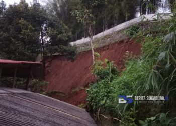 Sebuah TPT di Desa Kutajaya Cicurug Ambruk, Lima Rumah Warga Terancam