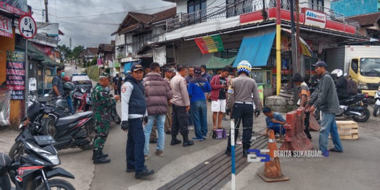 Protes Jalan Rusak, Warga dan Tukang Ojek Tanam Pohon Pisang dan Blokade Jalan Alternatif Koramil Cicurug