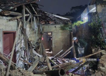 Lapuk Dimakan Usia, Atap Dapur Rumah Milik Warga di Desa Tenjolaya Ambruk