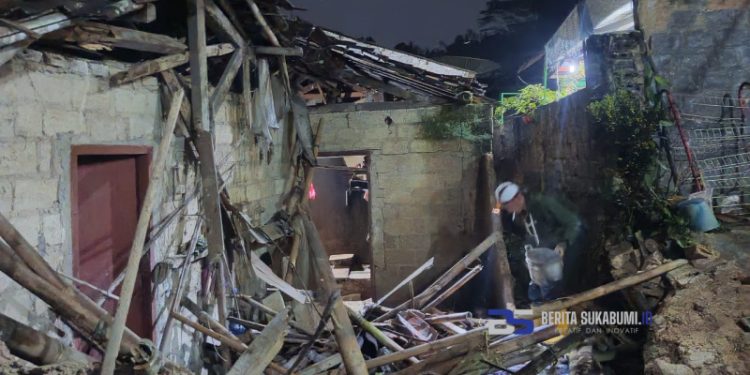 Lapuk Dimakan Usia, Atap Dapur Rumah Milik Warga di Desa Tenjolaya Ambruk