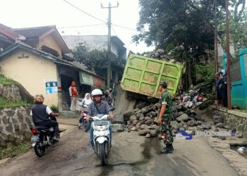 Ban Mobil Truk Tronton Amblas, Jalan Alternatif Koramil Cicurug Tak Bisa Dilewati Roda Empat