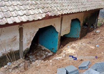 Sebuah TPT di Desa Cisaat Ambruk Hingga Menjebol Dinding Kamar Rumah Warga