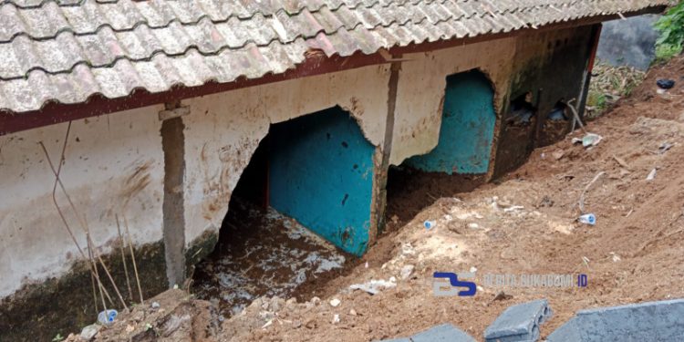 Sebuah TPT di Desa Cisaat Ambruk Hingga Menjebol Dinding Kamar Rumah Warga