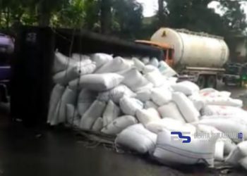 Akibat Kondisi Jalan Menikung dan Miring, Mobil Truk Bermuatan Bahan Plastik Terguling di Parungkuda