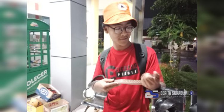 Sigap!! Anggota Relawan Cicurug Peduli Berhasil Tangkap Ular yang Hendak Masuk ke Sekolah