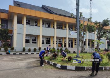 BBGRM, Pemerintah Kecamatan Cicurug Bersihkan Halaman Kantor Bersama Para Relawan