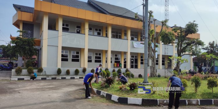 BBGRM, Pemerintah Kecamatan Cicurug Bersihkan Halaman Kantor Bersama Para Relawan