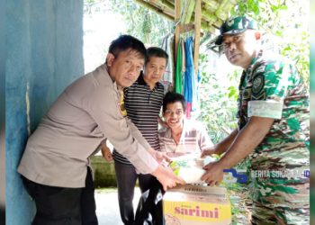 Kompak!! Bhabinkamtibmas dan Babinsa Desa Benda Berikan Sembako Kepada Warga yang Sedang Sakit