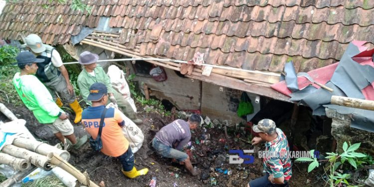Dinding Rumah Warga di Parakansalak Rusak Tertimpa Longsor, Warga Bersama Petugas Gabungan Bersihkan Material Longsor