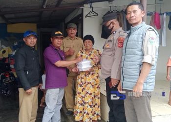 Pokmas Saluyu Parakansalak Distribusikan Bantuan Kemensos untuk Lansia Secara Door to door 