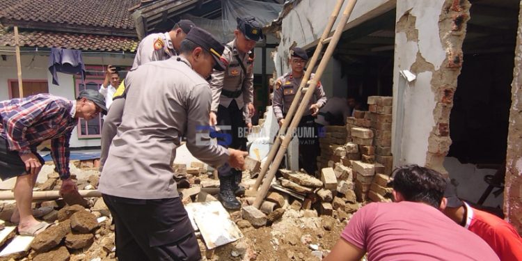 Tujuh Rumah dan Satu Mushola Rusak Akibat Gempa, Kapolres Sukabumi Bantu Perbaiki