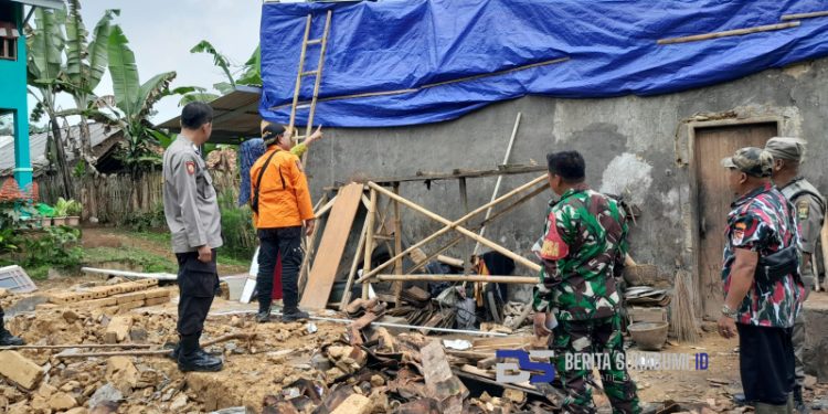 Diguyur Hujan Deras yang Disertai Angin Kencang, Sebuah Rumah Warga di Parakansalak Ambruk