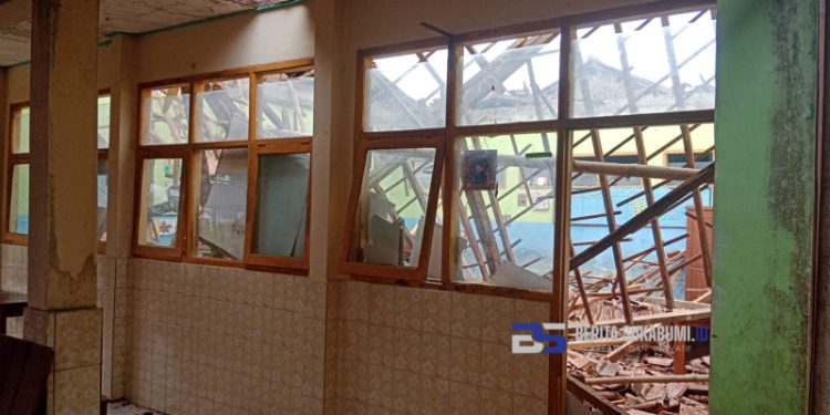 Waduh!! Dua Atap Ruang Kelas SDN Cicewol Cicurug Ambruk Secara Tiba-tiba