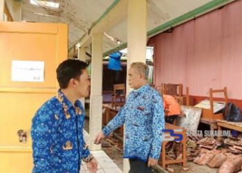 Dua Atap Ruang Kelas SDN Cicewol Ambruk, Kasi Sarpras Lakukan Peninjauan, Ini Hasilnya!