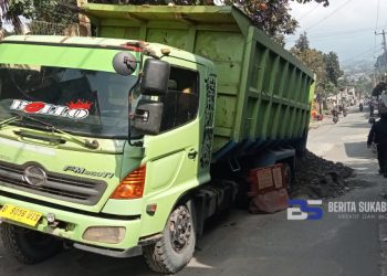 Melebihi Kapasitas, Truk Tronton Kembali Amblas di Jalan Alternatif Koramil Cicurug