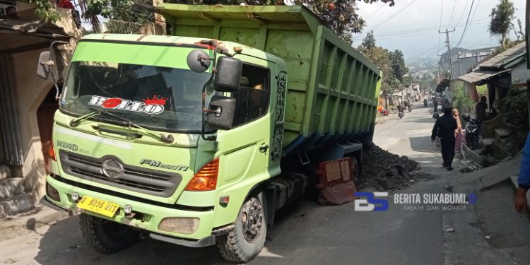 Melebihi Kapasitas, Truk Tronton Kembali Amblas di Jalan Alternatif Koramil Cicurug