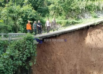 Sebuah Tebing Ambruk, Jalan Penghubung Dua Kampung di Desa Sukakersa Kondisinya Membahayakan Pengendara, Kini Ditutup Sementara