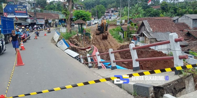 Jembatan Cipamuruyan Cibadak Amblas, Arus Lalu Lintas Menjadi Terhambat