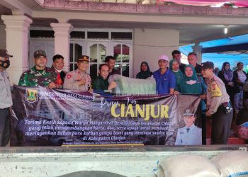 Didampingi Polsek Cidahu, Pemdes Girijaya Salurkan Bantuan ke Cianjur