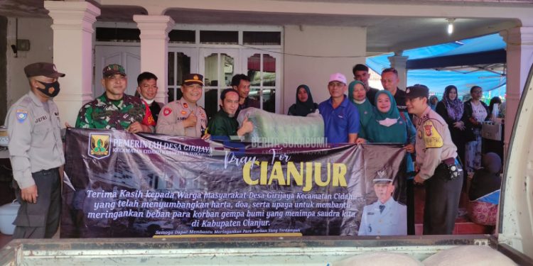 Didampingi Polsek Cidahu, Pemdes Girijaya Salurkan Bantuan ke Cianjur