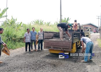 Manfaatkan Aspal Bekas Kerukan, Warga Desa Benda Perbaiki Jalan Lingkungan