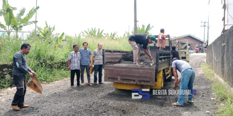 Manfaatkan Aspal Bekas Kerukan, Warga Desa Benda Perbaiki Jalan Lingkungan