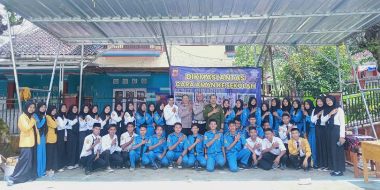 Satlantas Polres Sukabumi Berikan Sosialisasi Kepada Pelajar SMK Yapan Mengenai Cara Aman ke Sekolah