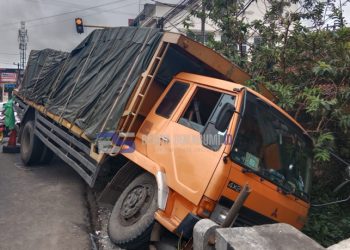 Truk Fuso Bermuatan Triplek Menabrak Trotoar Hingga Terperosok di Cicurug, Ini Penyebabnya