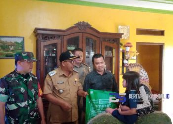 Didampingi Kades, Forkopimcam Cicurug Jenguk Anak Korban Lato-lato di Desa Cisaat