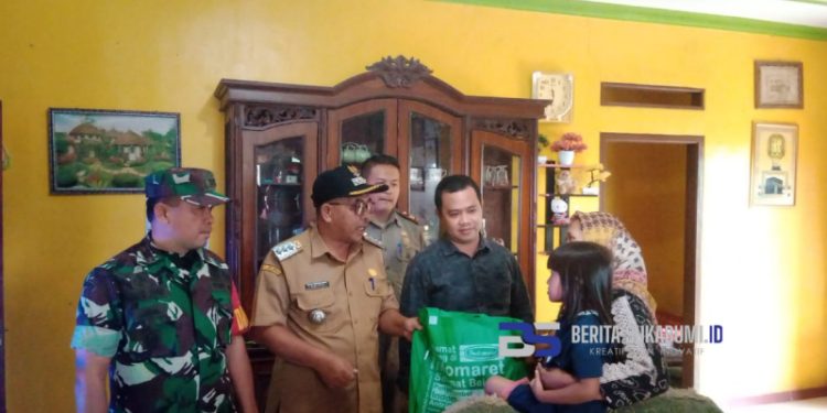 Didampingi Kades, Forkopimcam Cicurug Jenguk Anak Korban Lato-lato di Desa Cisaat