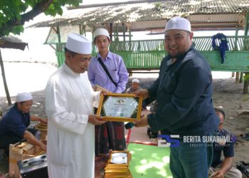 Sukses Menggelar Gebyar Maulid Nabi Muhammad SAW, Mama Rawasidkin Berikan Piagam Penghargaan Kepada Panitia