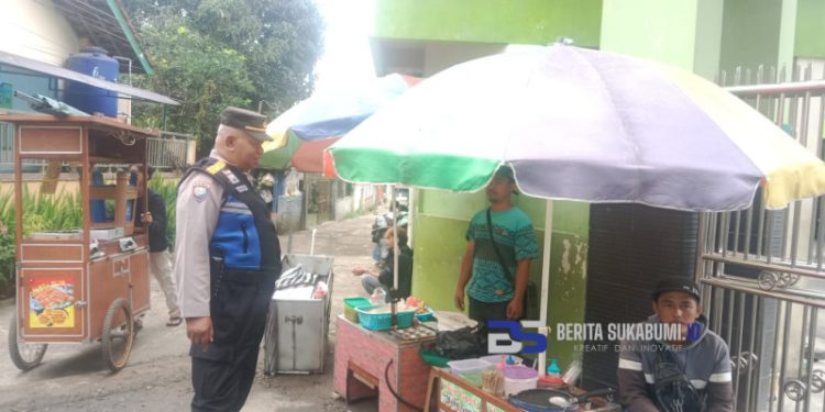 Diduga Berbahaya, Anggota Polsek Cicurug Pantau dan Melarang Penjualan Ciki Ngebul