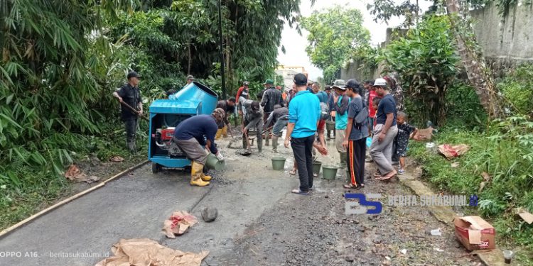 Mandiri!! Kades Girijaya Ajak Masyarakat untuk Perbaiki Jalan Desa yang Rusak Secara Gotong Royong