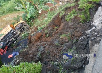 Nahas!! Truk Fuso Terperosok ke Jurang di Jampangtengah