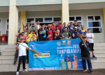 Peringati HPSN, Forkopimcam Cicurug Adakan Giat Pungut Sampah