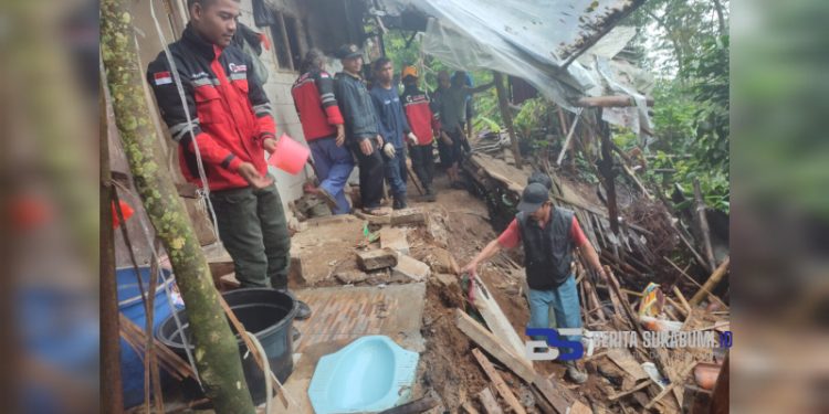 Dapur Rumah Warga di Desa Cisaat Tergerus Longsor, Relawan Cicurug Peduli Lakukan Evakuasi