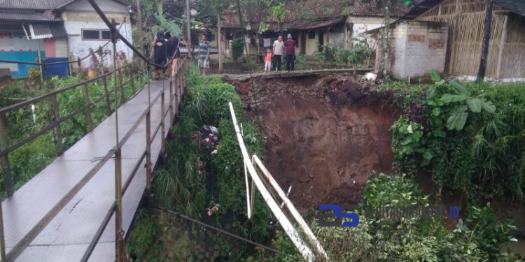 TPT di Bantaran Kali Cicatih Longsor, Jembatan Penghubung Dua Kampung di Desa Mekarsari Terancam