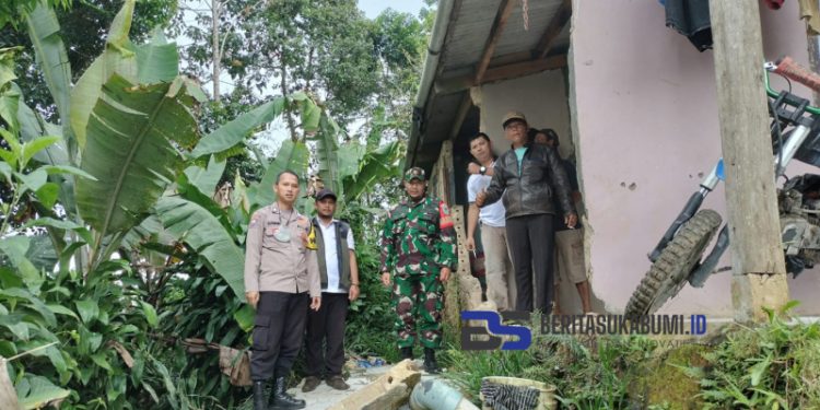 Diguyur Hujan Deras, Sebuah Tembok Rumah Warga di Desa Tenjolaya Jebol