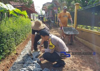 Bhabinkamtibmas dan Warga di Jampangtengah Perbaiki Jalan Berlumpur, Begini Kata Kapolres!!