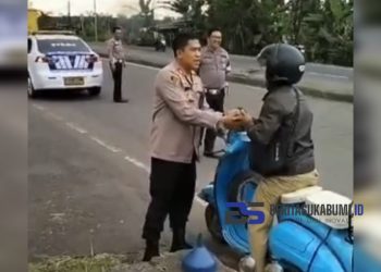 Hebat!! Kapolres Sukabumi Bantu Pemotor Vespa yang Kehabisan Bensin di Jalan Lingkar Selatan