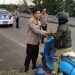 Hebat!! Kapolres Sukabumi Bantu Pemotor Vespa yang Kehabisan Bensin di Jalan Lingkar Selatan