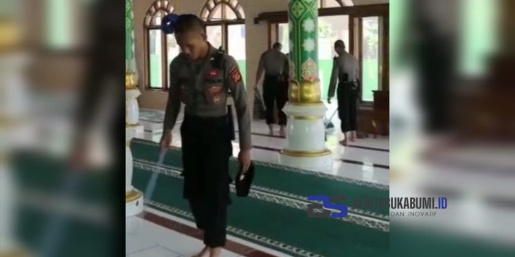 Jelang Ramadhan, Polres Sukabumi dan Polsek Jajaran Gelar Bhakti Religi Dengan Cara Bersihkan Masjid