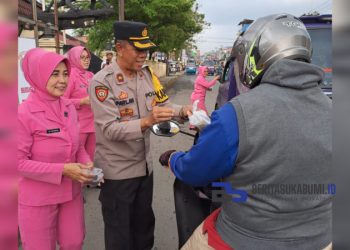 Hari Ke-2 Puasa, Personel Polsek Cicurug dan Bhayangkari Bagikan Takjil Kepada Pengendara