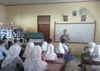 Kegiatan Go to School ke SMP Negeri 3, Anggota Polsek Cicurug Sampaikan Program “AA DEDE”